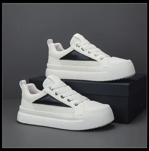 Sneaker bianche platform con dettagli a triangolo nero e rete traspirante moderna