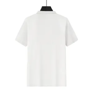 Vue arrière d'un polo blanc en maille gaufrée pour homme montrant la texture du tissu.
