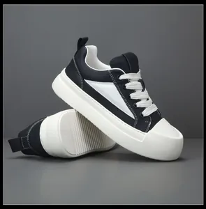 Vista laterale delle sneaker platform da uomo in bianco e nero in pelle traspirante