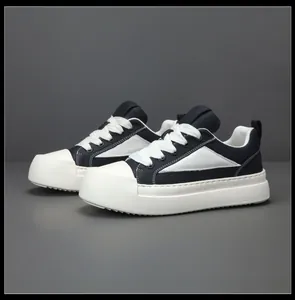 Vista laterale dettagliata di sneaker platform in pelle da uomo con spessa suola bianca.