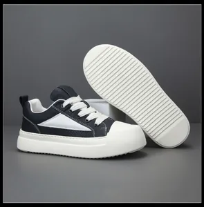 Vista dettagliata di sneakers platform in pelle nera con suole spesse bianche e zigrinate.