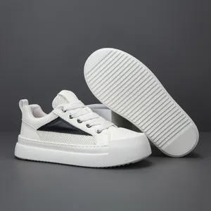 Sneaker da uomo in pelle bianca con zeppa, mesh traspirante e dettaglio a triangolo