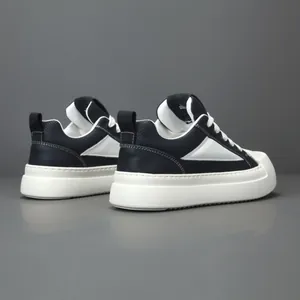 Sneakers platform in pelle da uomo con suole spesse bianche e tomaie in nero lucido