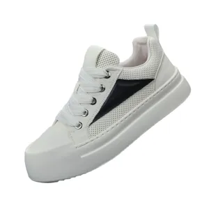 Sneakers platform da uomo in vera pelle bianca con trafori traspiranti e dettagli neri.