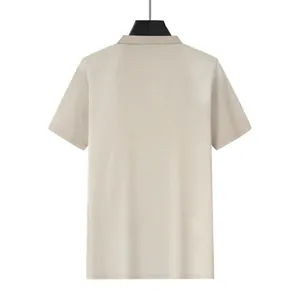 Vue arrière détaillée d'un polo beige pour homme en maille gaufrée à manches courtes