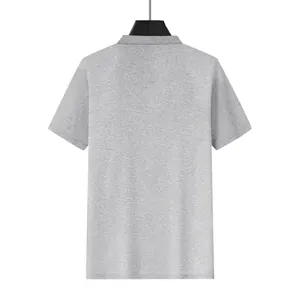Vue arrière détaillée d'un polo à manches courtes en maille gaufrée grise pour hommes