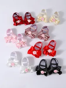 Zapatos de princesa para bebé en varios colores con lazos de raso y detalles de rosas