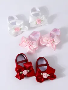 Zapatos de princesa para bebé con lazos de raso y rosas en blanco, rosa y rojo