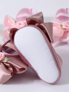 Vista detallada de zapato de princesa para bebé con suela antideslizante y lazo de satén