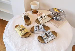 Verschiedene Farben der dicken Kinder-Schnallen-Strandsandalen in einer Lifestyle-Umgebung.