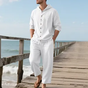 Vista completa de conjunto de camisa con capucha de lino blanco y pantalón holgado.