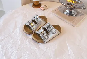 Detailansicht der silbernen Metallic-Birkenstock-Pantoletten für Kinder mit flauschigem Futter