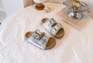 Detailansicht der silbernen Metallic-Sandalen mit dicker Sohle und Schnallen für Kinder