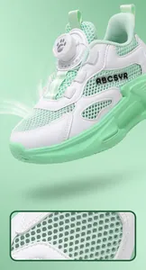 Détail montrant la texture en mesh respirant des baskets pour enfants vert menthe
