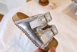 Silberne Metallic-Plateausschlappen für Kinder mit Kunstfellfutter und Schnallen.