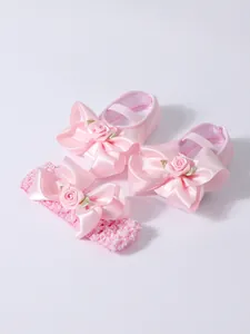 Zapatos de princesa rosa para bebé y diadema con lazo de flores a juego.
