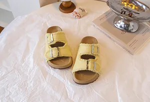 Detailansicht gelbe Birkenstock-Sandalen für Kinder mit ausgefransten Kanten und Schnallen