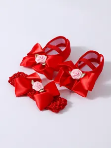 Zapatos de princesa rojos para bebé y diadema con elegantes lazos de satén y rosas