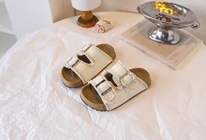 Nahaufnahme von Kinder-Plateau-Sandalen mit Pelzrand und quadratischen Schnallen