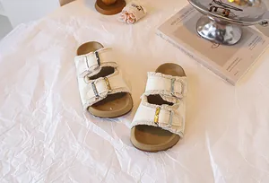 Detailansicht von Kinder Birkenstock-Stil Sandalen mit dicker Sohle und Fransen