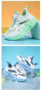 Gros plan de baskets en mesh pour enfants avec système de laçage rotatif et semelle
