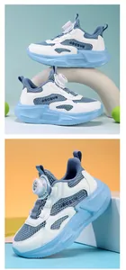 Vue détaillée des baskets en maille bleue pour enfants avec système de serrage