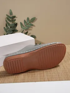 Close-up of women's thick-soled slipper sole showing anti-slip texture and size 37