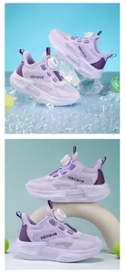 Vue détaillée des baskets violettes pour enfants avec du mesh et une boucle rotative.