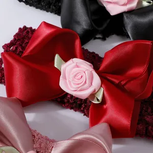 Diadema de princesa para bebé con lazo grande de satén y delicado detalle de rosa rosa