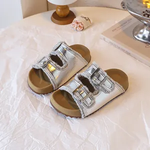 Eleganti ciabatte platform argento per bambini con fodera in ecopelliccia e fibbie.