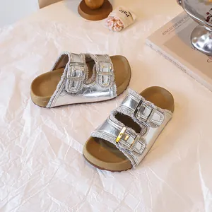 Sandali con zeppa argento per bambini con bordo in ecopelliccia e fibbie