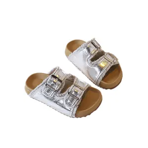 Sandali stile Birkenstock argento metallizzato per bambini con suola spessa e fibbie
