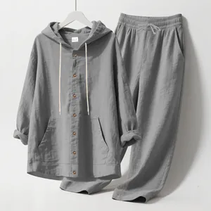 Vista detallada del conjunto de ocio de lino gris para hombre con camisa con capucha.