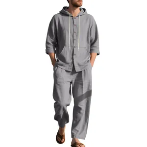 Vista de cuerpo completo de conjunto masculino gris de camisa de lino y pantalón