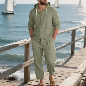 Elegante conjunto de lino verde salvia para hombre con camisa con capucha.