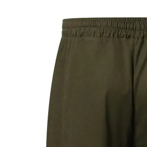 Detailansicht des elastischen Bundes der olivgrünen Sport-Jogginghose für Herren.