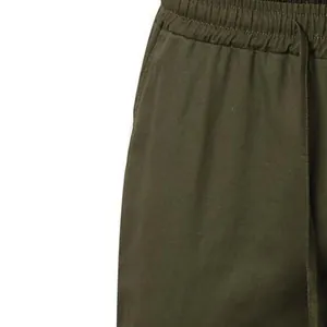 Detailansicht der olivgrünen Herren-Jogginghose mit elastischem Bund und Kordelzug