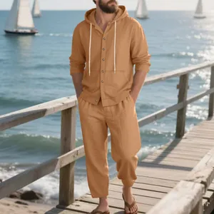 Detalle del conjunto de playa de lino para hombre con ajuste relajado en un muelle