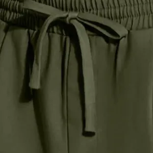 Detailansicht des elastischen Bundes und Kordelzugs an olivgrünen Herren-Sporthosen