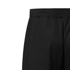 Detailansicht der schwarzen Herren-Jogginghose mit elastischem Bund und Schnelltrocknungsstoff.