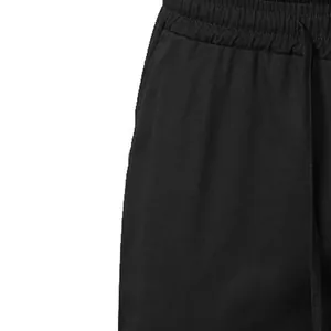 Detailaufnahme der schwarzen Herren-Jogginghose mit elastischem Bund und Kordelzug