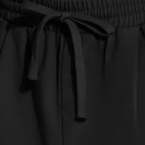 Detailansicht des elastischen Bunds und des Kordelzugs der schwarzen Sporthose.