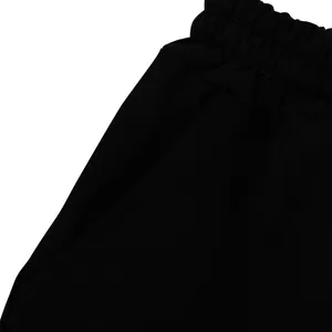 Detailaufnahme des elastischen Bunds und der Seitentaschennaht der schwarzen Sporthose