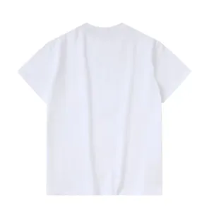 Vue arrière montrant la coupe ample d'un t-shirt en coton blanc surdimensionné