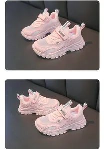 Rosa atmungsaktive Kinder-Sneakers aus Mesh mit Klettverschluss und sportlicher Sohle.
