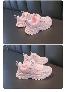 Detailansicht pinkfarbener, atmungsaktiver Kinder-Sneaker mit praktischem Klettverschluss.