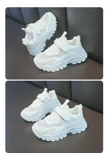 Seitenansicht der atmungsaktiven weißen Mesh-Kindersneaker mit Klettverschluss