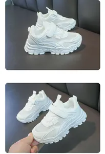 Detailansicht der atmungsaktiven weißen Mesh-Kindersportschuhe mit Klettverschluss