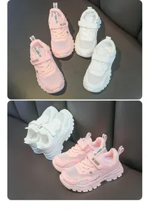 Nahaufnahme von atmungsaktiven Mesh-Sneakern in Rosa und Weiß für Kinder