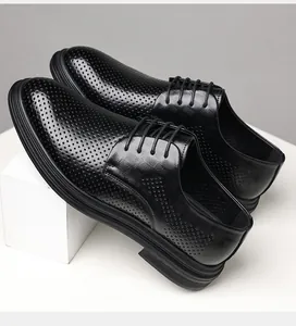 Nahaufnahme schwarzer perforierter Business-Schuhe aus Leder mit erhöhter Sohle